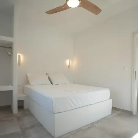 Traditional White House2 * Dhragoulas